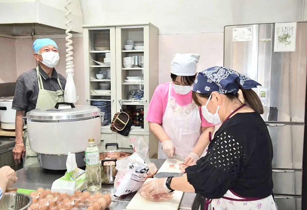 ひとり親支援プログラム　鶏丼仕込み