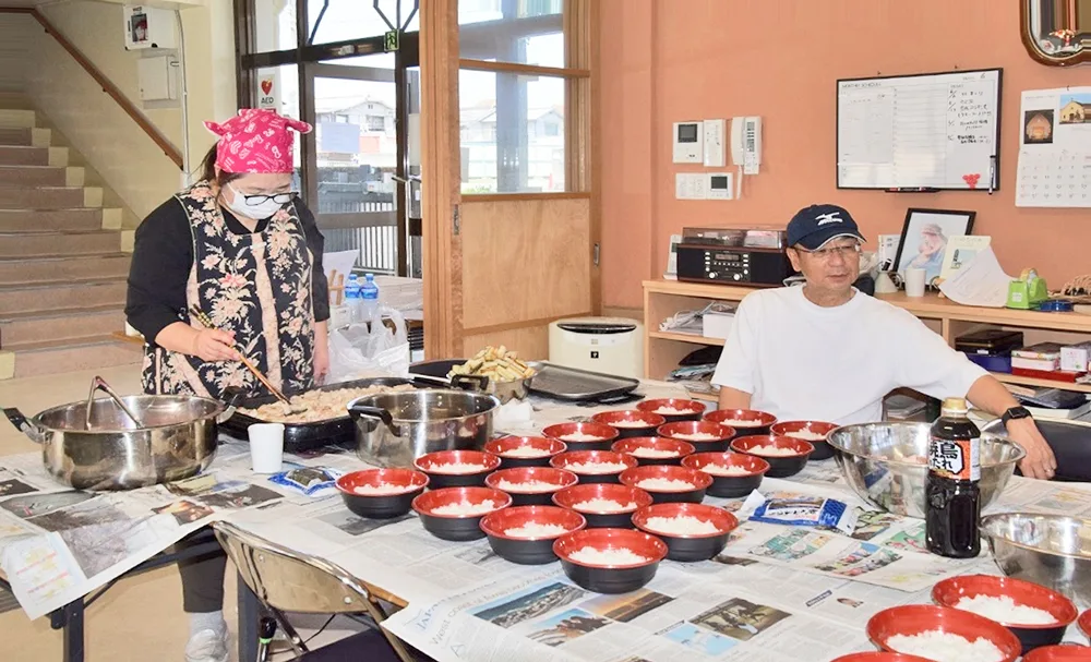 ひとり親支援プログラム　鶏丼配膳