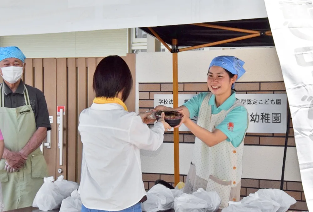 ひとり親支援プログラム　鶏丼手渡し